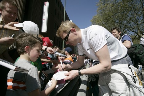Formel 1 verdensmesteren Mika Hakkinen med pen
